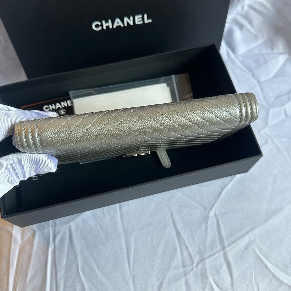 💯 Authentic Chanel Silver Chevron Quilted Zip Around Boy Wallet - Picture 15 of 16